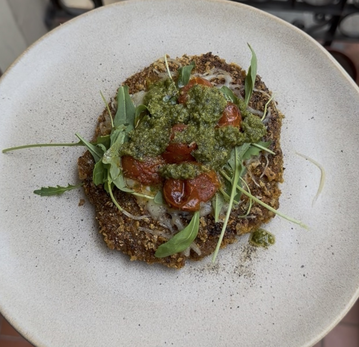 Milanesa de Lentejas, con pesto y tomates asados